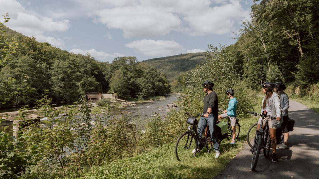 Cyclistes sur la voie verte Trans Semoysienne.