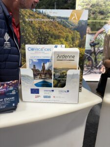 Présentoir avec la carte de l'Ardenne.