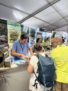 l'ADT à la foire de Libramont en train de renseigner des visiteurs.