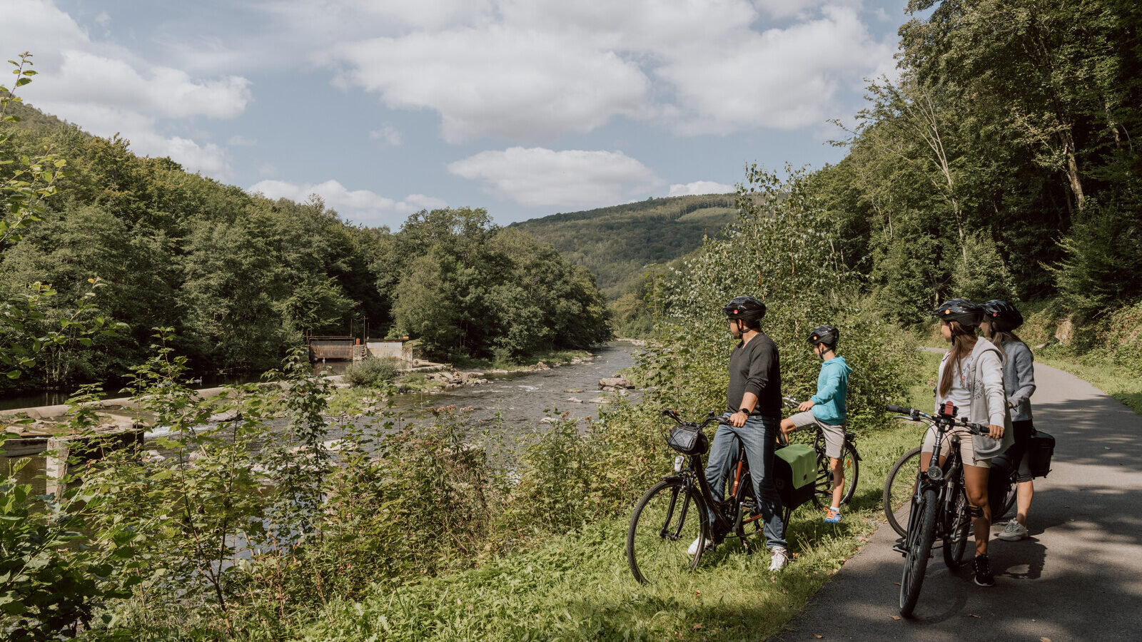 Cyclistes au bord de l'eau.
