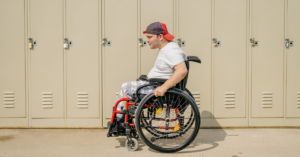 Personne en fauteuil roulant.