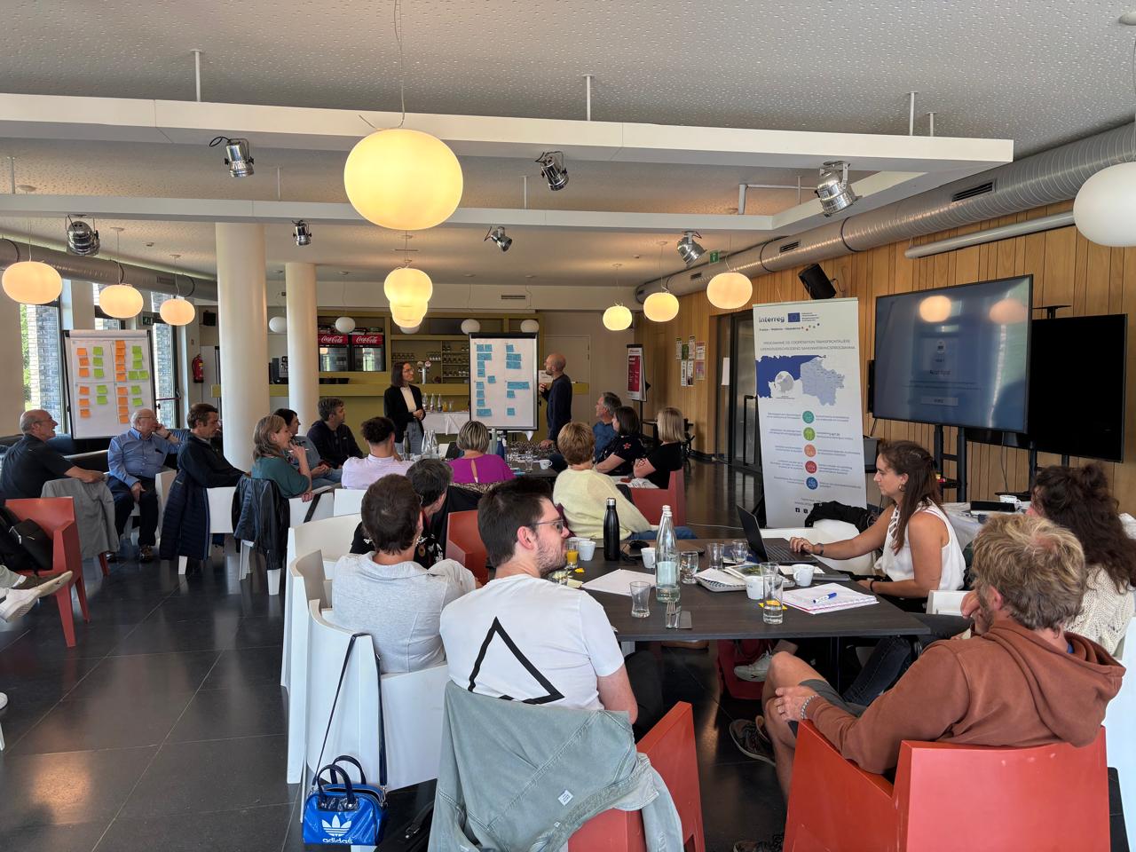 personnes participant à une réunion